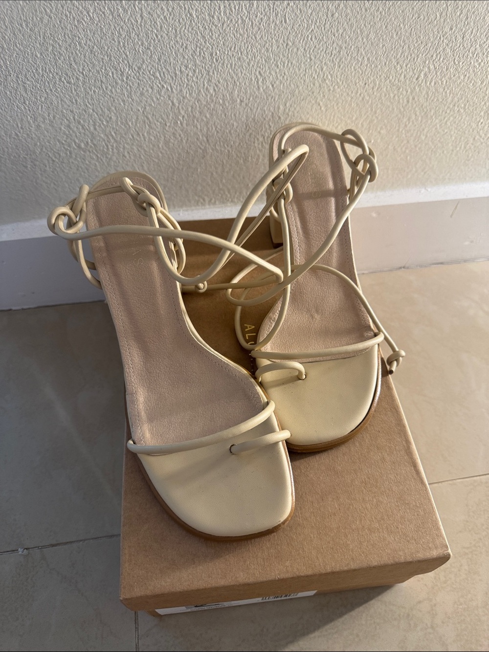 ALOHAS Cream Lace-Up Square Toe Block Heel Sandals